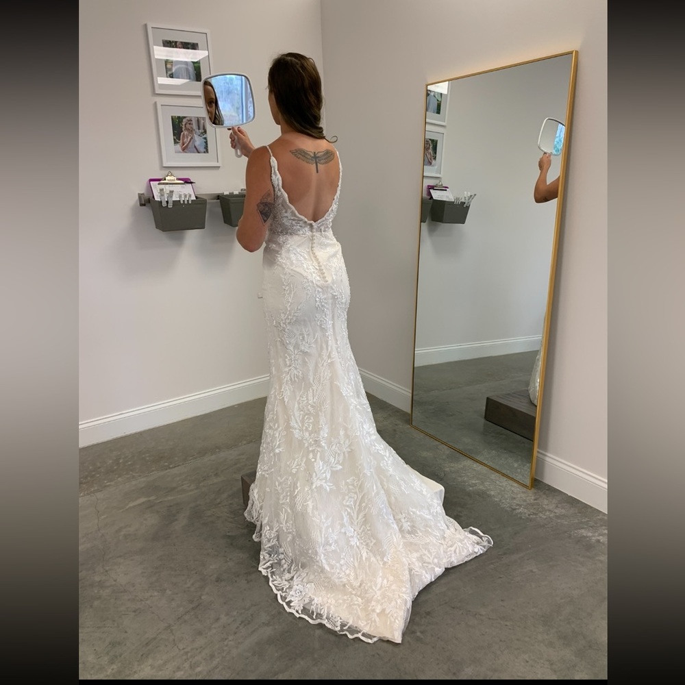 MOTIVATED TO SELL - Wedding dress and veil - Picture 7 of 7